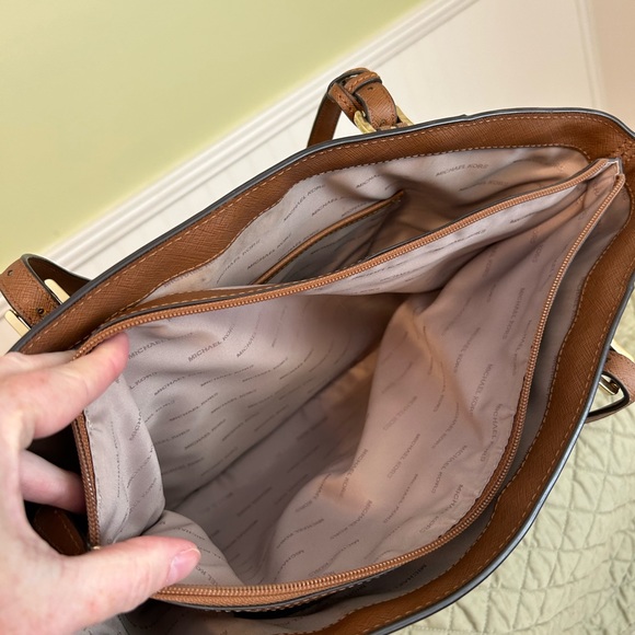 Michael Kors purse - Picture 3 of 4